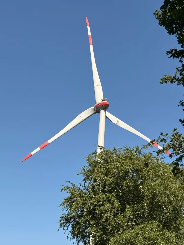 Ein Bild von einem Windrad